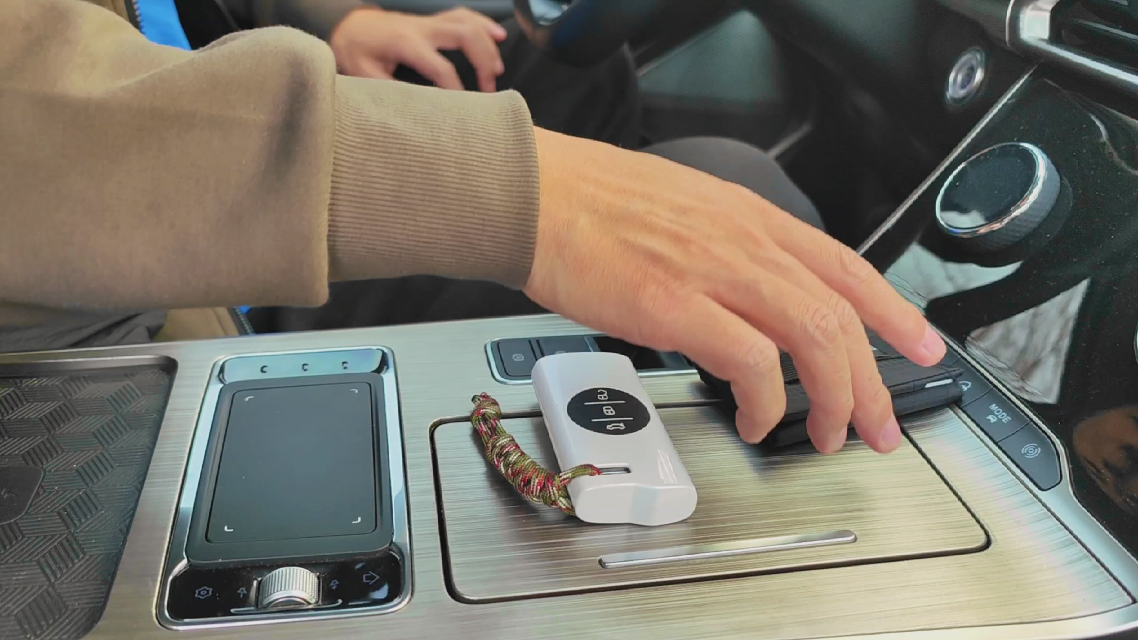 Load video: LIGHT FOLD Slim Minimalist Wallet